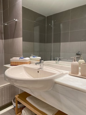 Haartrockner, Handtücher, Seife, Toilettenpapier