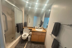 Haartrockner, Handtücher, Seife, Toilettenpapier