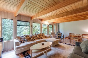 Cabin, 3 Bedrooms, Smoking, Balcony | Living room