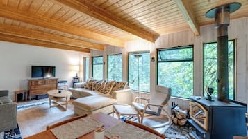 Cabin, 3 Bedrooms, Smoking, Balcony | Living room