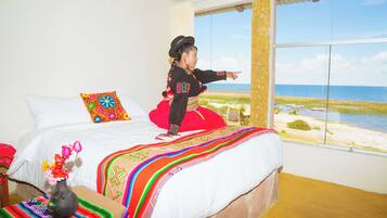 Camera familiare, patio, vista lago | Bagno | Sapone, shampoo, carta igienica