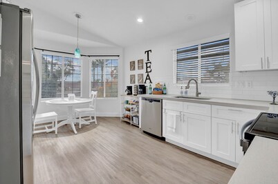 Cactus Cove: 3-Bedroom Lakefront Home w/ Pool, EV Charger in Arrowhead Lakes.