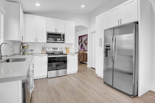 Frigorífico, microondas, horno y placa de cocina