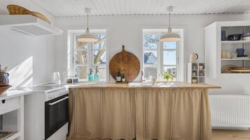 Réfrigérateur, plaque de cuisson, lave-vaisselle, cafetière/bouilloire