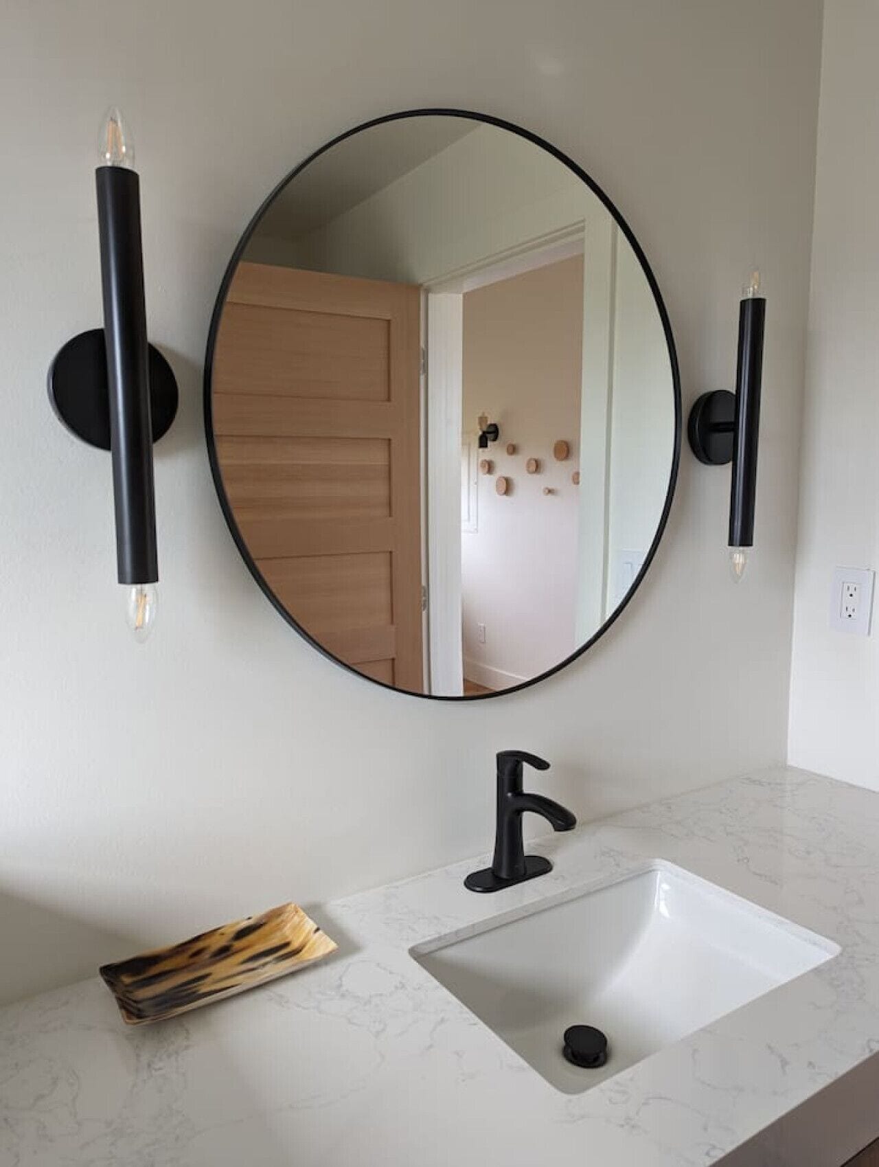 Secador de cabelo, toalhas de banho