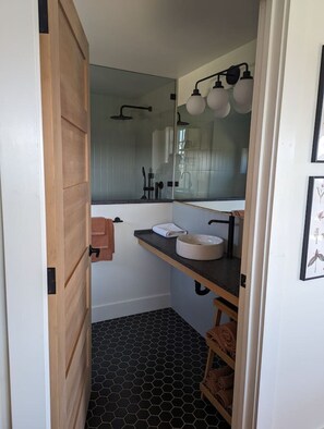 Sèche-cheveux, serviettes fournies