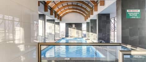 Piscine couverte, piscine extérieure (ouverte en saison)
