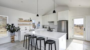 Wasserkocher mit Kaffee-/Teezubehör, Kühlschrank, Mikrowelle, Ofen