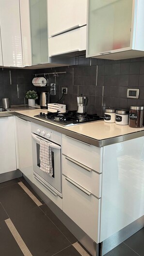 Fridge, oven, stovetop, coffee/tea maker - Testaccio The neighborhood for families and friends (Roma)