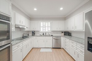 ثلاجة، ميكروويف، فرن، موقد طهي مسطح