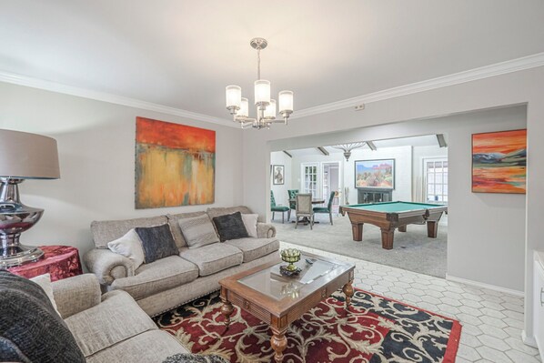 Televisión y chimenea