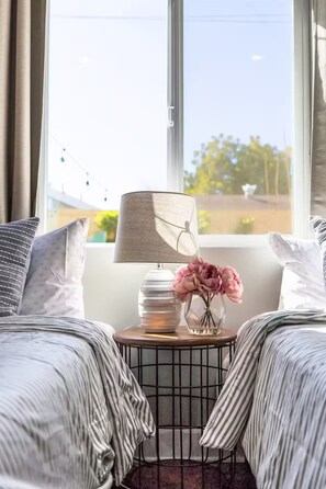 3 habitaciones, tabla de planchar con plancha, wifi y ropa de cama 