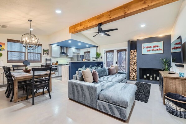 Living area - South ATX 3-bedroom house w/ AC, WiFi and game room. Enjoy your stay! BOOK NOW! (Austin)