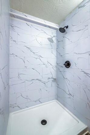 Ducha, secador de pelo, bidé y toallas