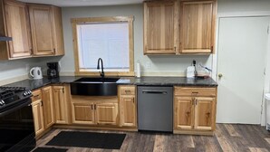 Coffee/tea maker, oven, stovetop, electric kettle - Quick Escape 2 Bedrooms n Lingle, Wy! with free Wifi & Parking (Lingle)