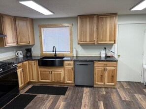 Een oven, een kookplaat, een koffiezetapparaat/waterkoker