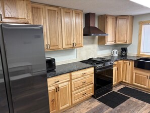 Oven, stovetop, coffee/tea maker, electric kettle - Quick Escape 2 Bedrooms n Lingle, Wy! with free Wifi & Parking (Lingle)