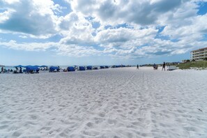 Am Strand, Liegestühle, Strandtücher