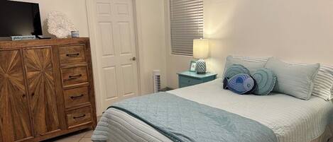 3 bedrooms, iron/ironing board, WiFi (free), bed sheets