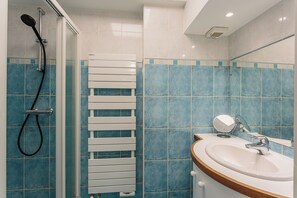Douche, séchoir à cheveux, serviettes fournies