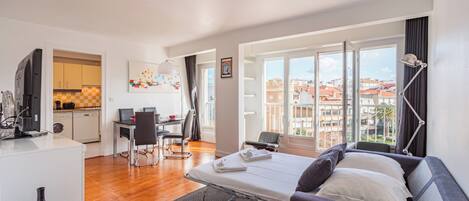 2 slaapkamers, een bureau, een strijkplank/strijkijzer, wifi