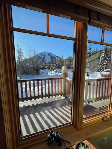 Red Mtn views, Ski/bike in,  2 bed, 2 bath condo. Fireplace!