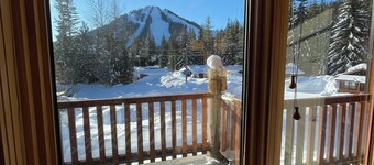 Red Mtn views, Ski/bike in,  2 bed, 2 bath condo. Fireplace!