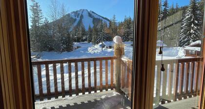 Red Mtn views, Ski/bike in, 2 bed, 2 bath condo. Fireplace!