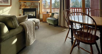 Red Mtn views, Ski/bike in, 2 bed, 2 bath condo. Fireplace!