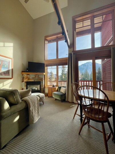 Red Mtn views, Ski/bike in,  2 bed, 2 bath condo. Fireplace!