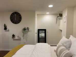 1 bedroom, iron/ironing board, WiFi, bed sheets - 1BR, 1BA - 2.5 miles to U.S. Capitol & National Mall (Washington)