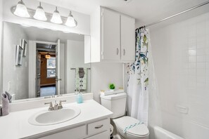 Haartrockner, Handtücher, Seife, Toilettenpapier