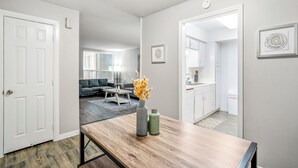Un apartamento moderno con comedor, cocina y sala de estar.