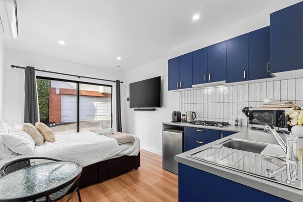 Iron/ironing board, WiFi, bed sheets