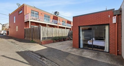 Middle Of Town With Parking!