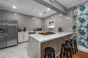 Private kitchen - Heights 3-bedroom House w/ King Beds & Free Park (Houston)