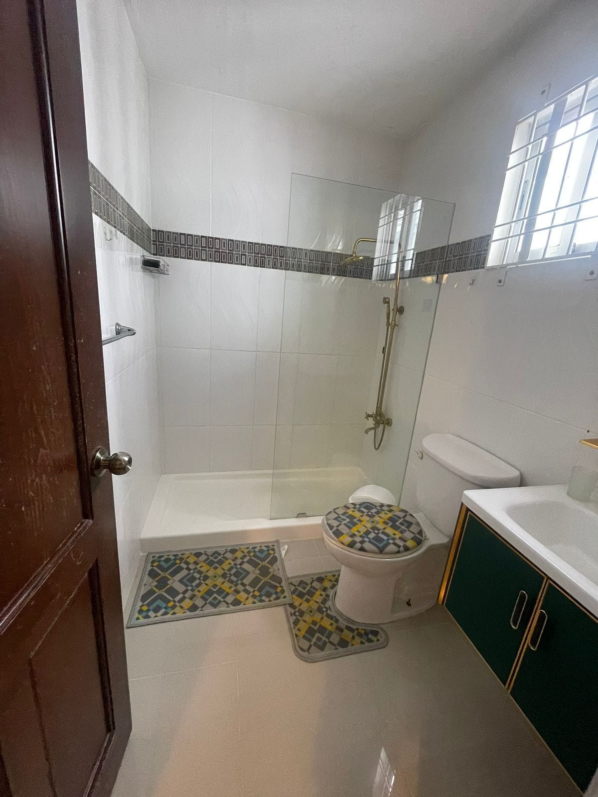 Dusj, hårføner, håndklær og såpe