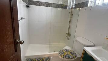 Dusj, hårføner, håndklær og såpe