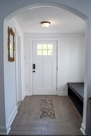 Interior - Updated Home- Sleeps 11+ Close 2 beaches & Parks! Walking to bar and Grille! (Palmetto)