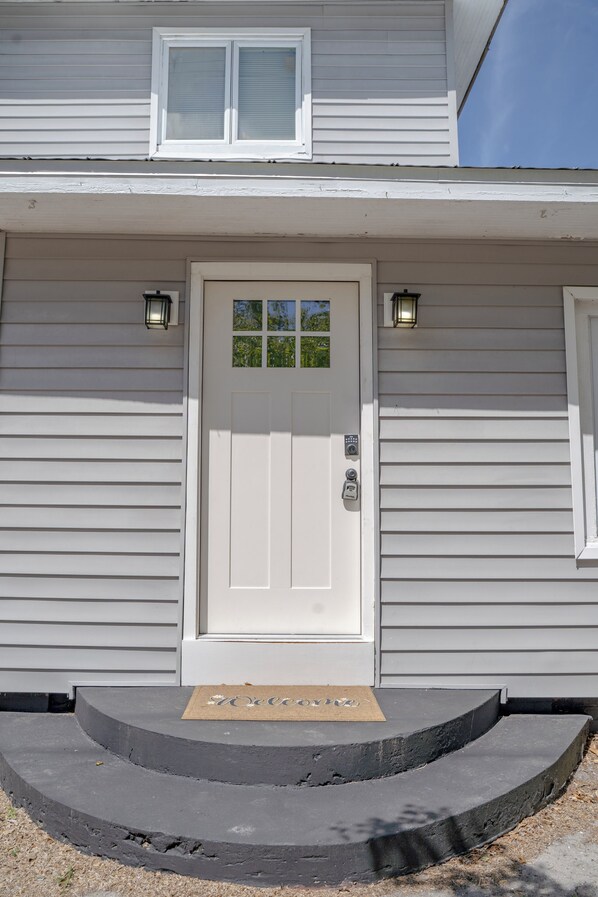 Exterior detail - Updated Home- Sleeps 11+ Close 2 beaches & Parks! Walking to bar and Grille! (Palmetto)