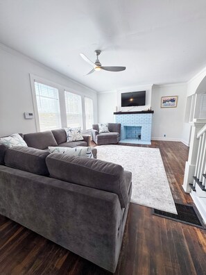 Smart TV, fireplace - Updated Home- Sleeps 11+ Close 2 beaches & Parks! Walking to bar and Grille! (Palmetto)