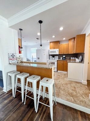 Fridge, microwave, oven, stovetop - Updated Home- Sleeps 11+ Close 2 beaches & Parks! Walking to bar and Grille! (Palmetto)