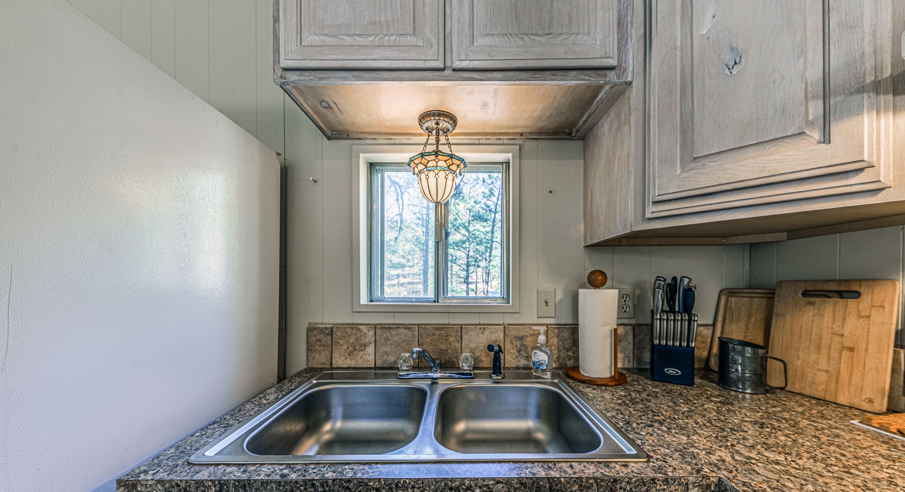 Jääkaappi, mikroaaltouuni, astianpesukone, kahvin-/teenkeitin