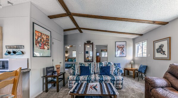 TV, fireplace - Step into nostalgia at Mama's Cabin, Pet Friendly (Ruidoso)