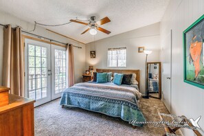 2 bedrooms, free WiFi, bed sheets - Step into nostalgia at Mama's Cabin, Pet Friendly (Ruidoso)