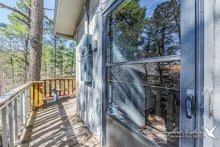 施設の敷地. Mama's Cabin | Slow Down & Breathe Easy in This Pet-Friendly Pine Forest Escape