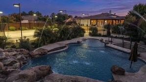 Outdoor pool - Oasis Estate with Pool, Hot Tub, 3 Pickleball Courts, Putting Green, 13’ Theatre (Gilbert)