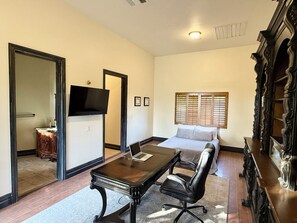 6 bedrooms, iron/ironing board, WiFi, bed sheets - Beautiful oasis with pool, pickleball courts, putting green, 13’ theatre screen (Gilbert)