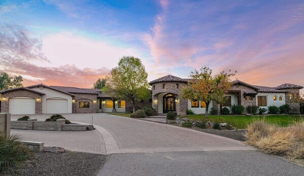 Exterior - Beautiful oasis with pool, pickleball courts, putting green, 13’ theatre screen (Gilbert)