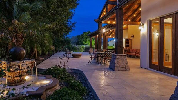 Outdoor dining - Oasis Estate with Pool, Hot Tub, 3 Pickleball Courts, Putting Green, 13’ Theatre (Gilbert)